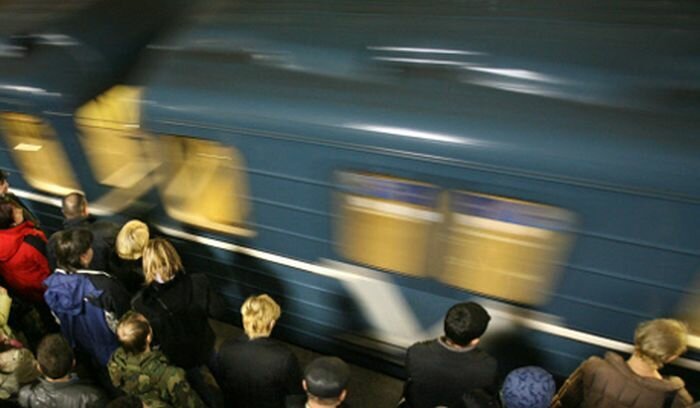 Мужчина упал на рельсы в московском метро