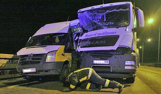 В Санкт-Петербурге грузовик сбил маршрутку с людьми