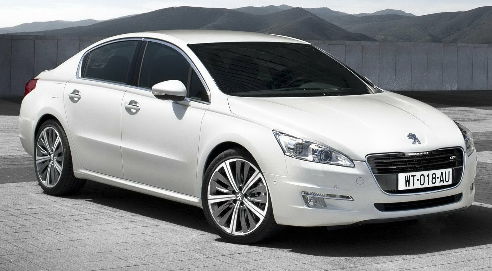 Появилось первое изображение обновленного Peugeout 508
