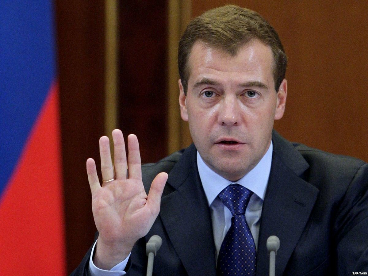 Медведев предложил сократить число чиновников на 10%