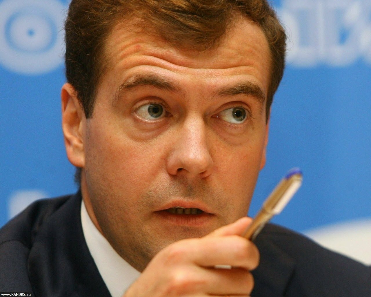 Дмитрий Медведев дал совет «включать мозги»