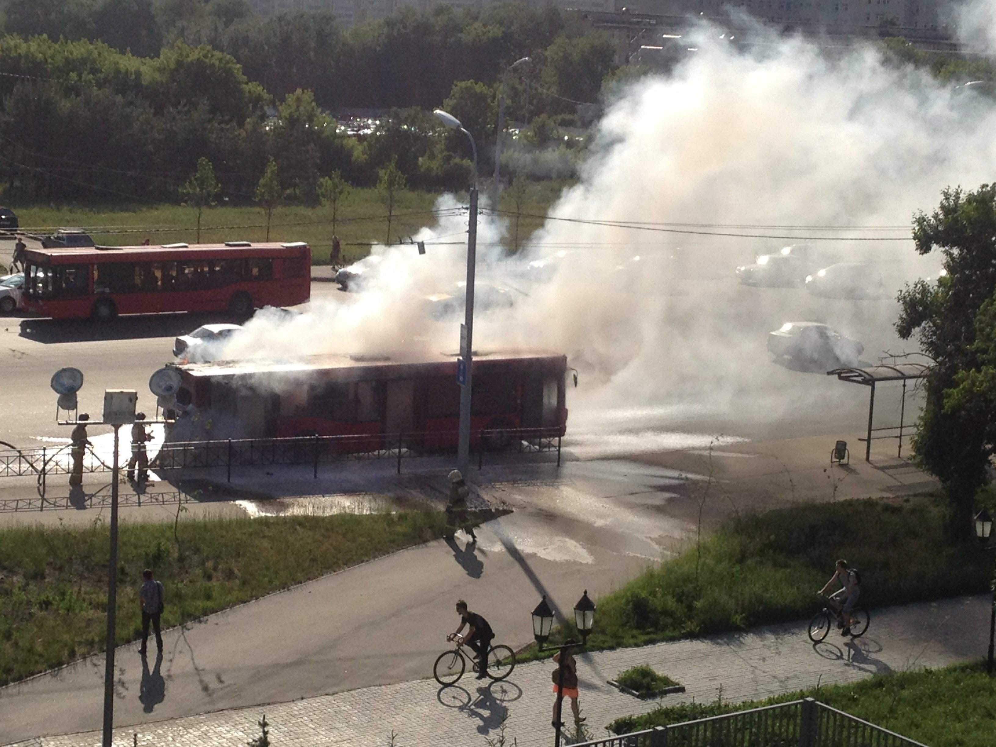 Во время пожара на юге столицы сгорело несколько легковых автомобилей и два автобуса